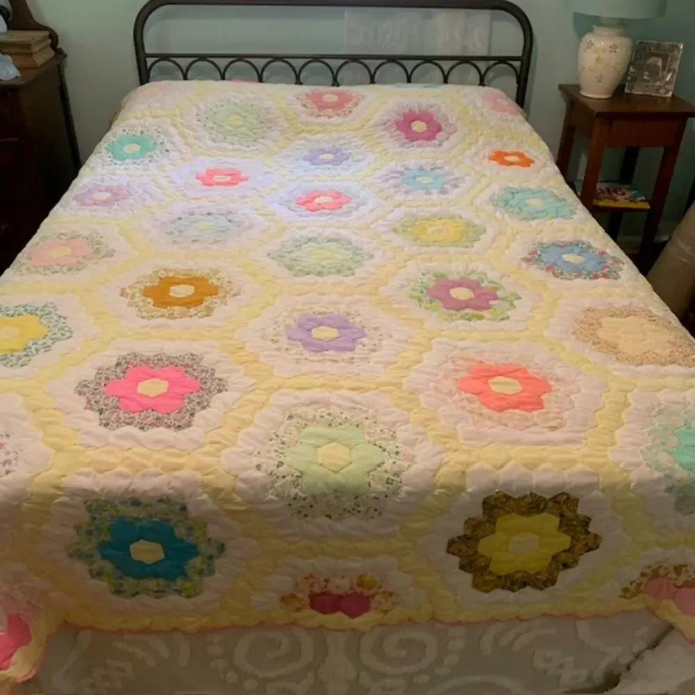Handmade Grandma's Flower Garden Scalloped Queen Quilt Bedspread | 102 x 84